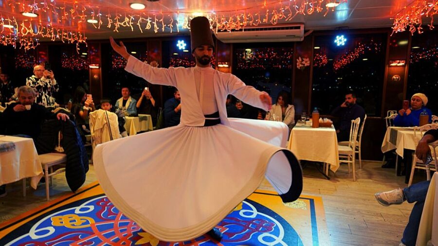 Istanbul: Bosphorus Dinner Cruise with Drinks & Turkish Show - What the boat setting means for your comfort