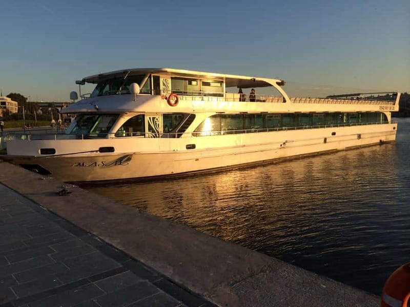 Istanbul: Bosphorus Dinner Cruise with Live Entertainment - Key points to know before booking