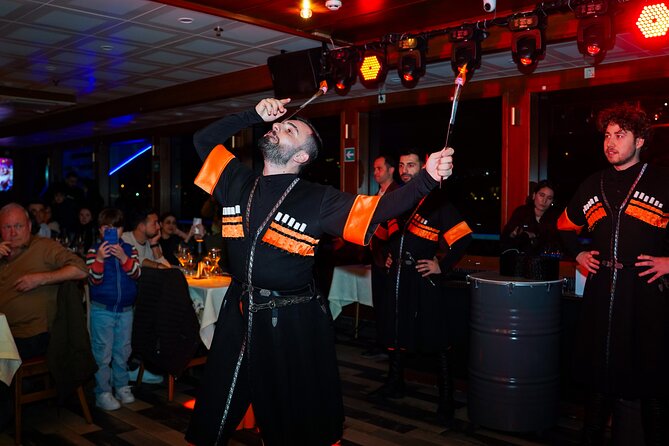 Istanbul: Bosphorus Dinner Cruise with Turkish Night Show - What arrives on your dinner plate