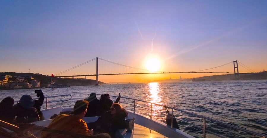 Istanbul: Bosphorus Sunset Cruise with Dinner - The Golden Horn and Eminonu