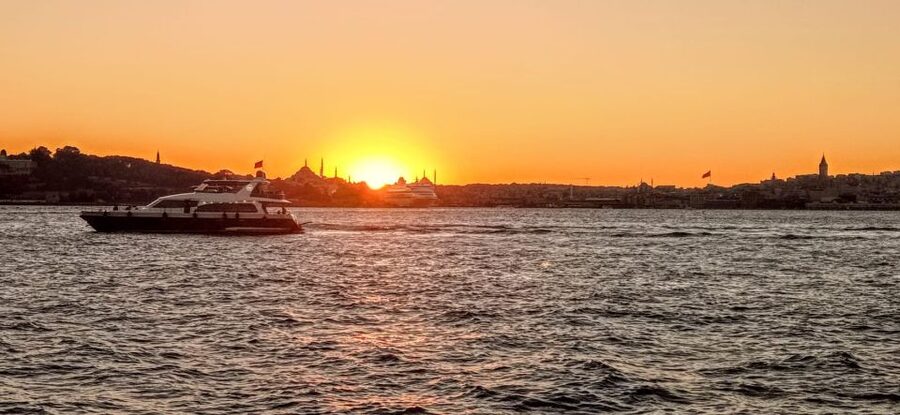 Istanbul: Bosphorus Sunset Cruise with Dinner - Beylerbeyi Palace and the Asian shore