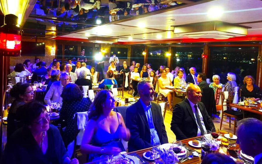 Istanbul: Bosphorus Sunset Cruise with Dinner - Dinner, music, and the evening rhythm