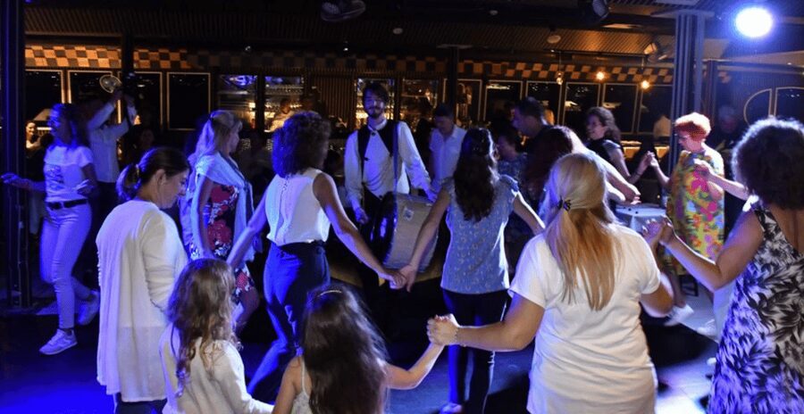 Istanbul: New Year's Eve Bosphorus Cruise Dinner & Party2027 - Dinner with Turkish meze and local drinks