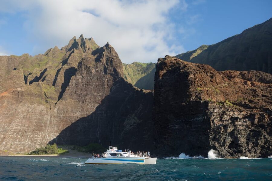 Kauai: Napali Sunset Dinner Cruise - The ride: exciting for some, hard work for others
