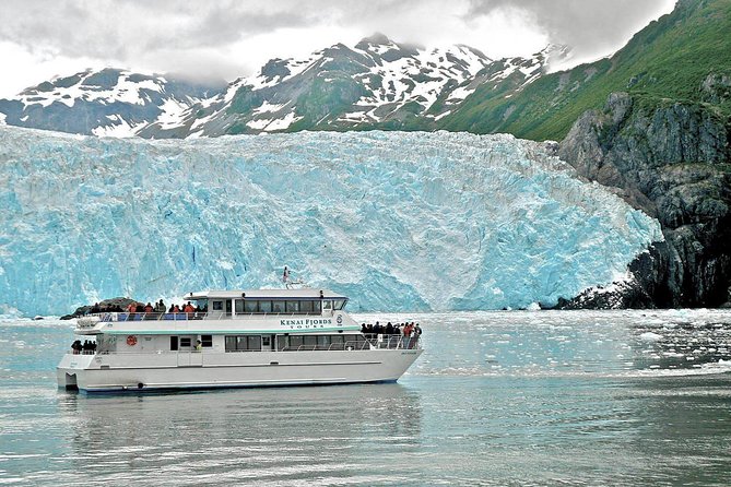 Kenai Fjords National Park Glacier Dinner Cruise from Seward - The onboard guide and crew