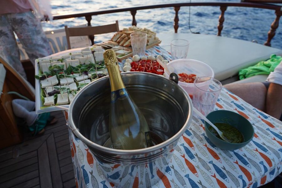 La Spezia: Sunset Cruise with Aperitif and Dinner - Who should book this Portovenere sunset cruise