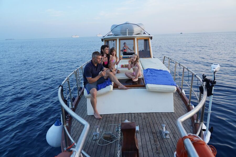 La Spezia: Sunset Cruise with Aperitif and Dinner - Tino and Tinetto add variety to the island views