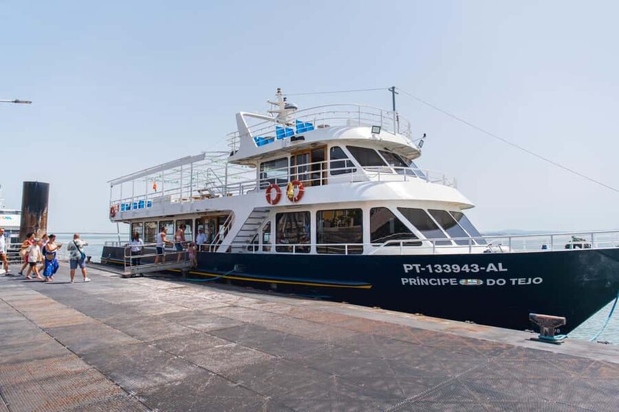 Lisbon: Tagus River Dinner Cruise with Fado Show - Meeting at Sul e Sueste and boarding the Príncipe do Tejo