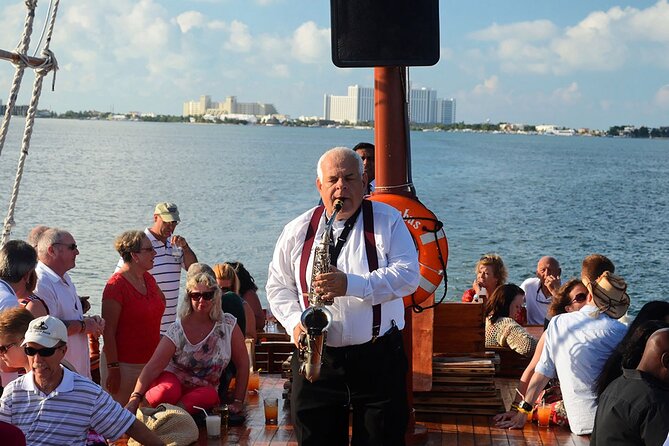 Live a Romantic Night Cruise Dinner at COLUMBUS (open bar included) - Sailing the Nichupté Lagoon