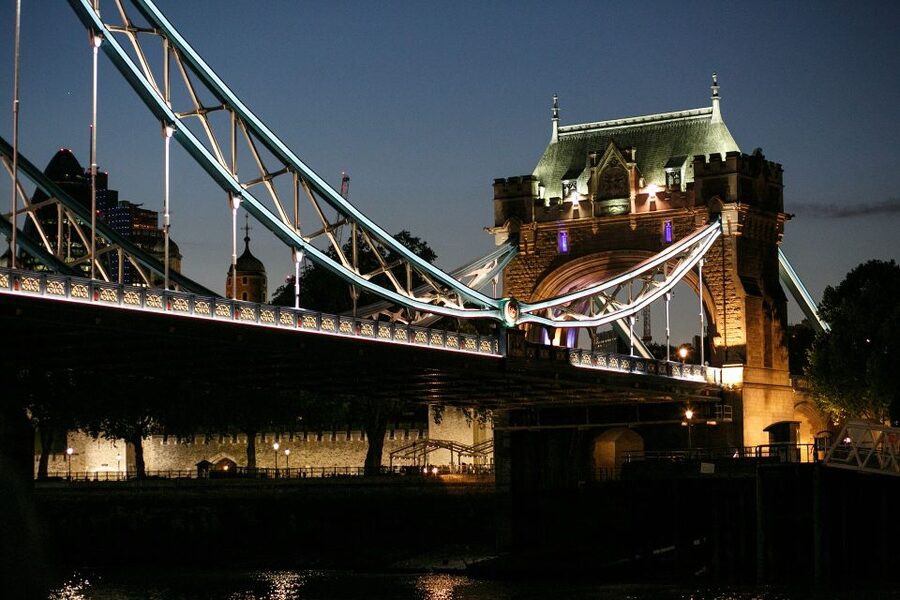 London: Murder Mystery Cruise With 3-Course Dinner - Dinner, clues, and the role you play