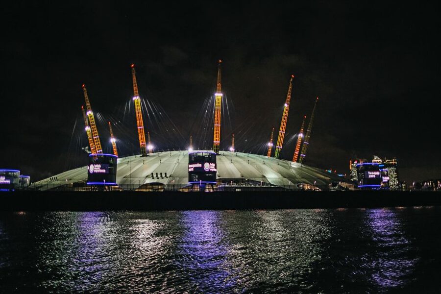 London: River Thames Dinner Cruise - The singer and the dance floor