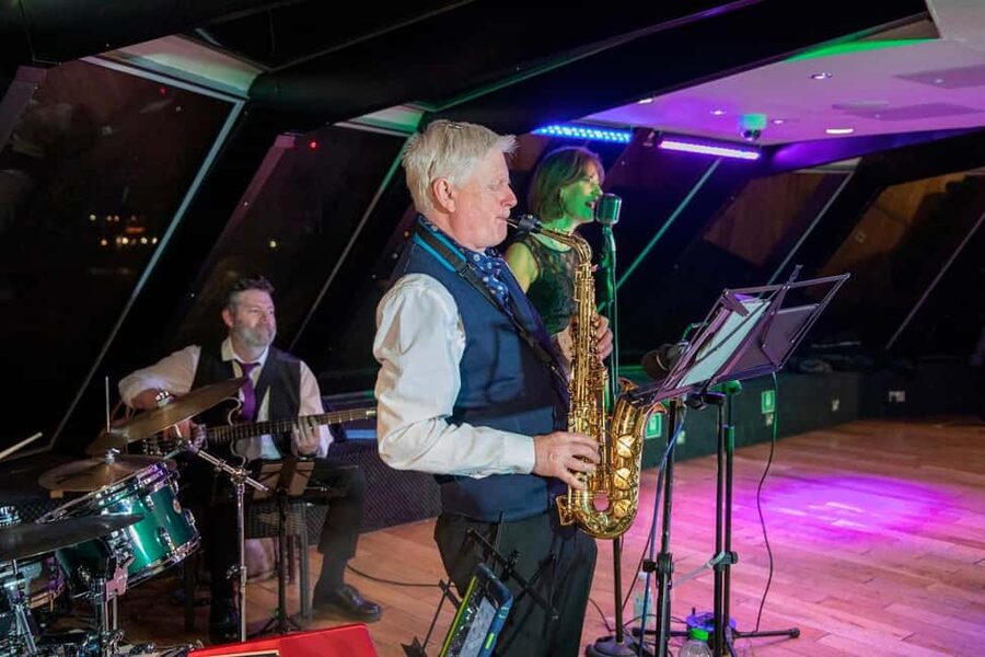 London: River Thames Dinner Cruise with Live Jazz - The first course arrives as the jazz begins
