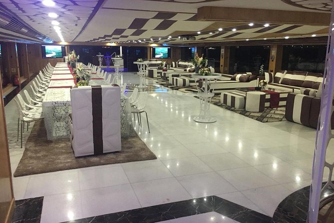 Lotus Cruise Dubai Breathtaking 3-Hour Dinner Cruise at Marina - Unlimited drinks and butler service