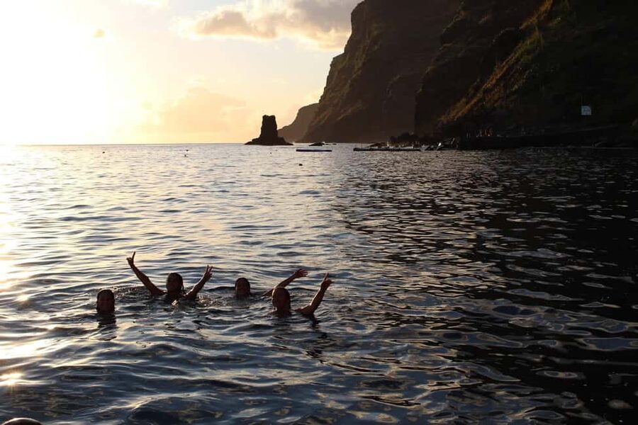 Madeira: Sunset Dinner Cruise - A four-hour evening from hotel pickup to Funchal lights