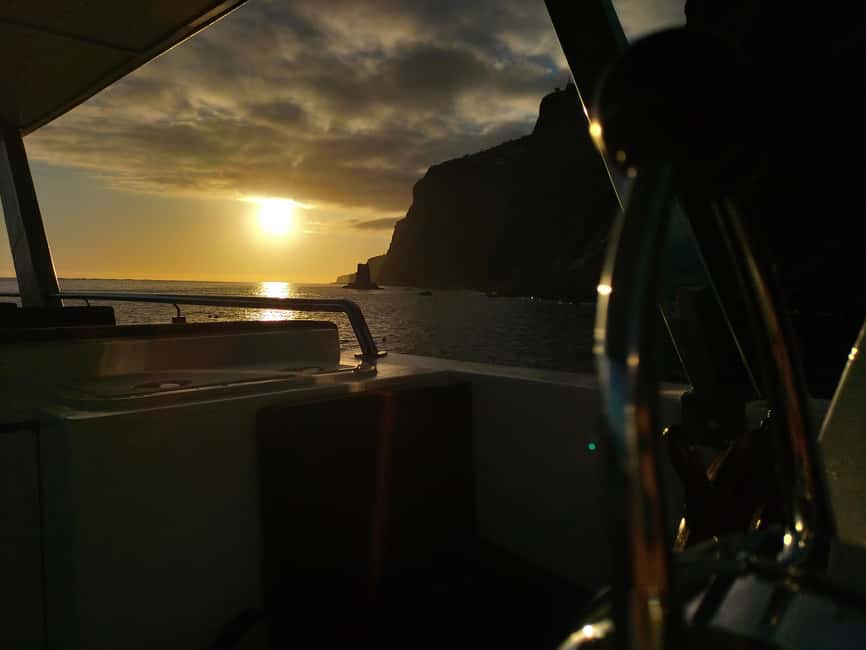 Madeira: Sunset Dinner Cruise - The transfer and welcome on board