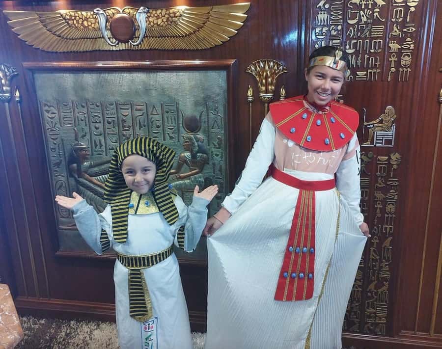 Marsa Alam: Nefertari Sunset Turtle Bay Cruise with Dinner - Costumes, throne photos, and the photo sales question