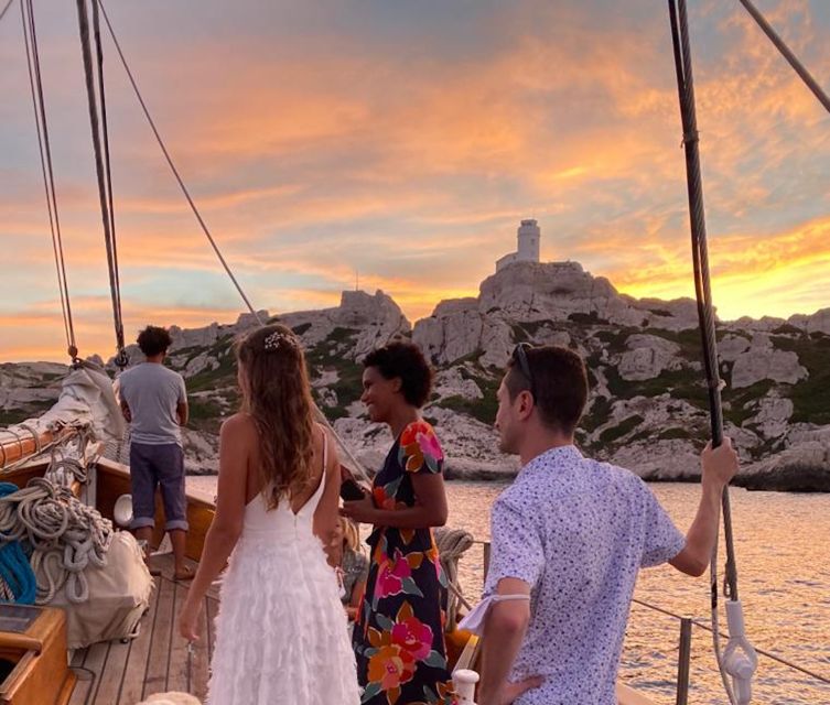 Marseille: Frioul Islands Sunset Cruise with Cocktail Dinner - The first 30 minutes, Marseille from the water