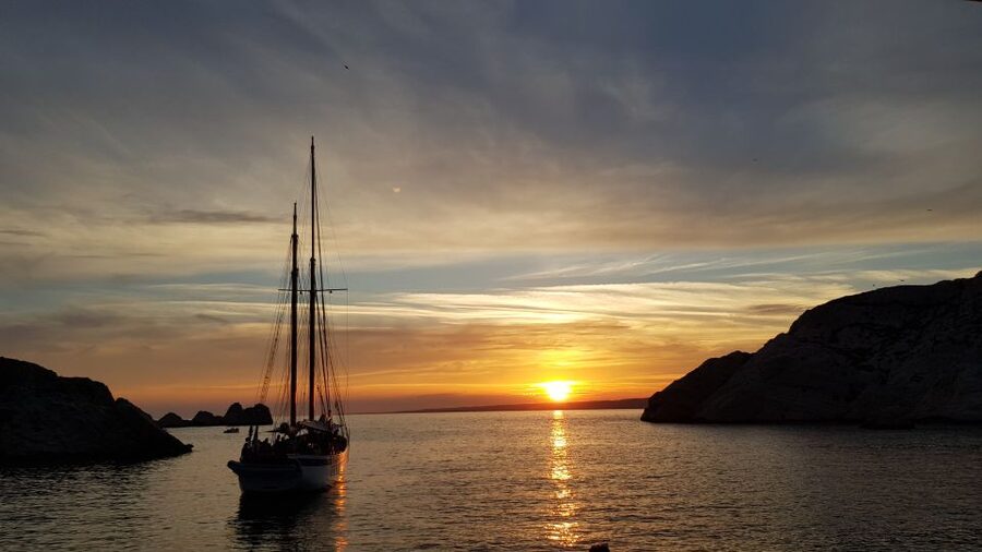Marseille: Sunset Sailing Cruise with Dinner and Wine - Finding the boat at the Old Port