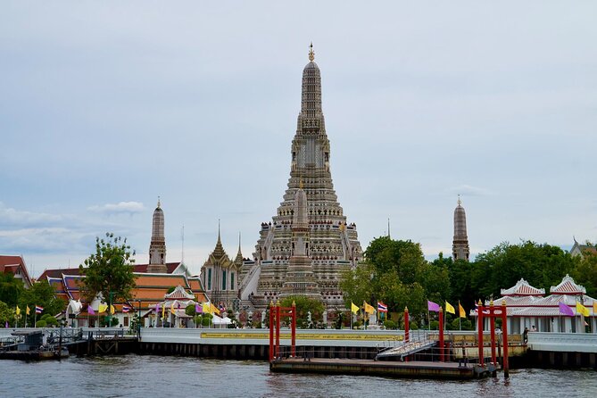 Meridian Sunset Dinner Cruise - Floating Paradise From ICONSIAM Bangkok - Wat Arun in the changing light