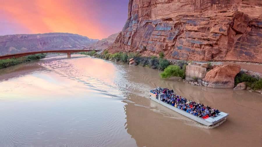 Moab: Colorado River Dinner Cruise with Music and Light Show - Dinner before the boat ride