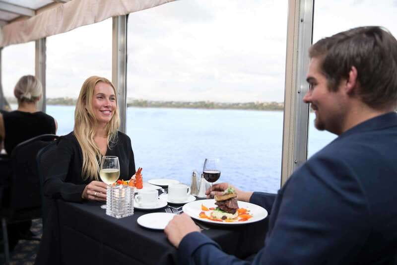 Montréal: 3 or 5-Course Dinner Cruise with DJ & Dancing - Three courses or five courses?