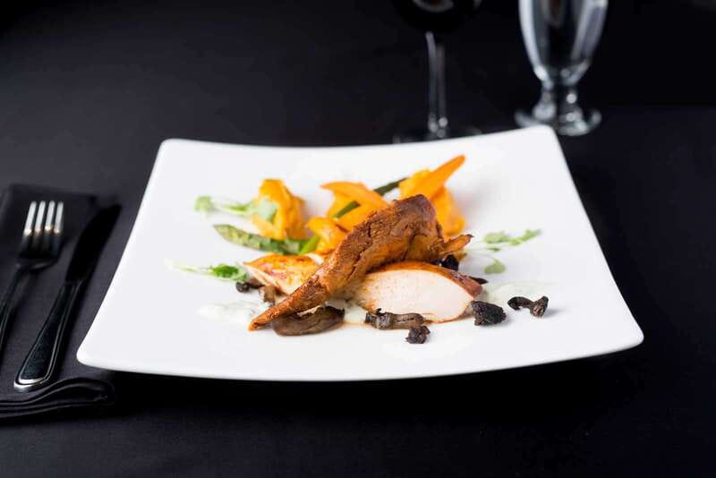 Montréal: 3 or 5-Course Dinner Cruise with DJ & Dancing - What the Red Carpet package adds