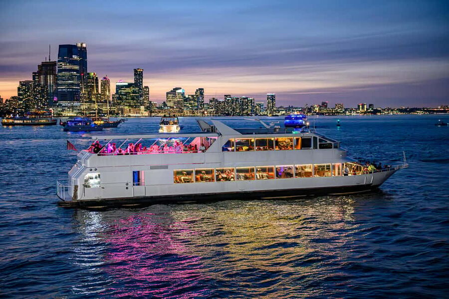 New York City: Gourmet Dinner Cruise with Live Music - What the three hours look like