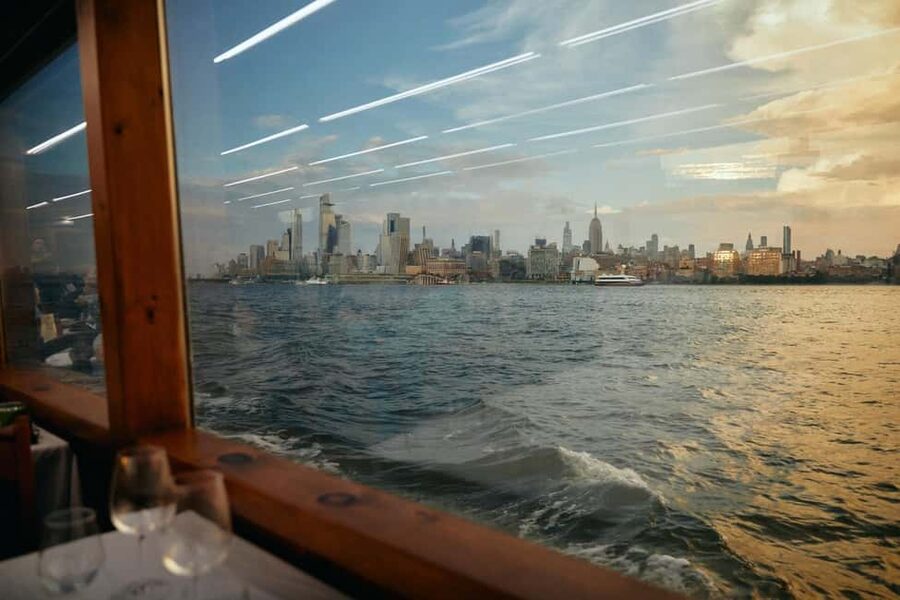 New York City: Gourmet Dinner Cruise with Live Music - The music and the mood onboard