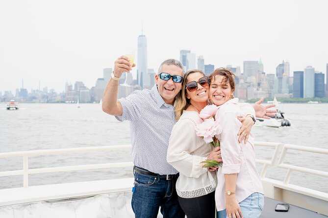 New York City Skyline Dinner Cruise - Music, hosting, and the mood onboard