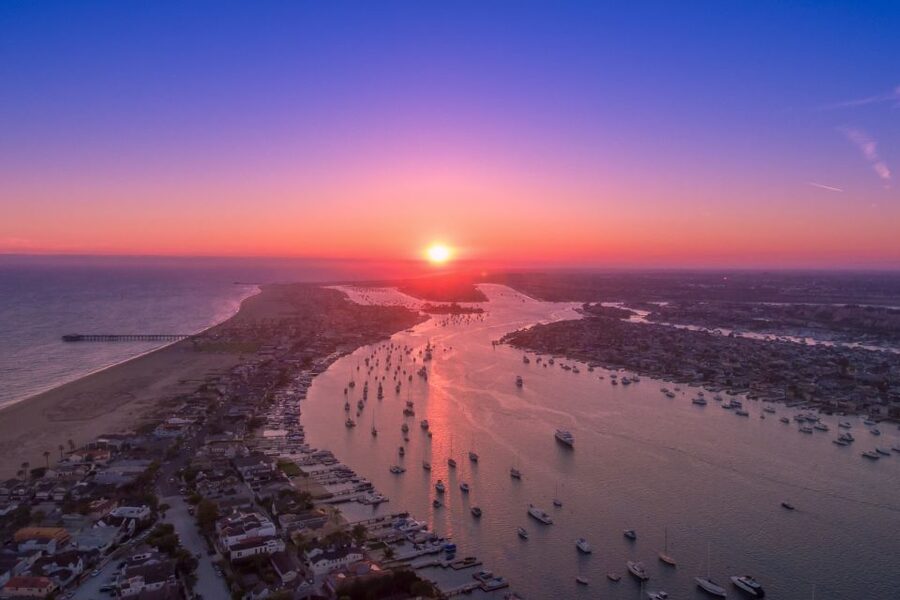 Newport Beach: City Cruises Weekend Dinner Cruise with DJ - Music That Changes with the Evening