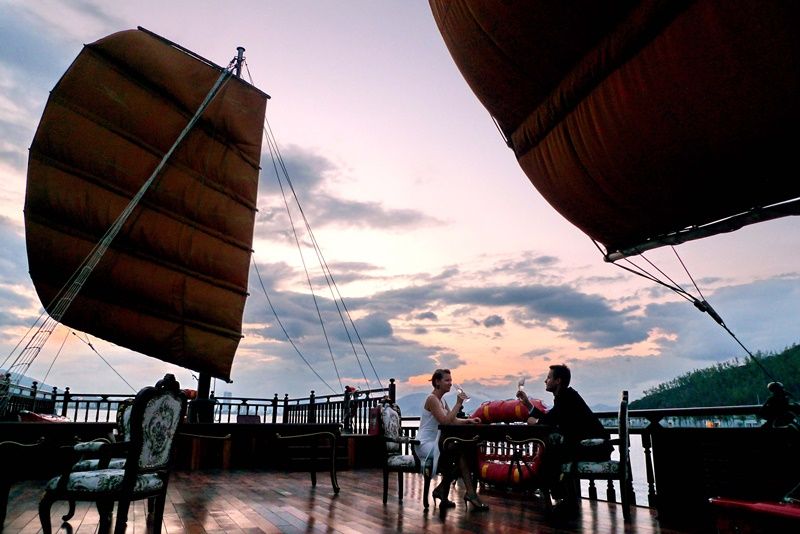 Nha Trang: Romantic Sunset Cocktails and Dinner Cruise - Languages, cancellation, and small practical details