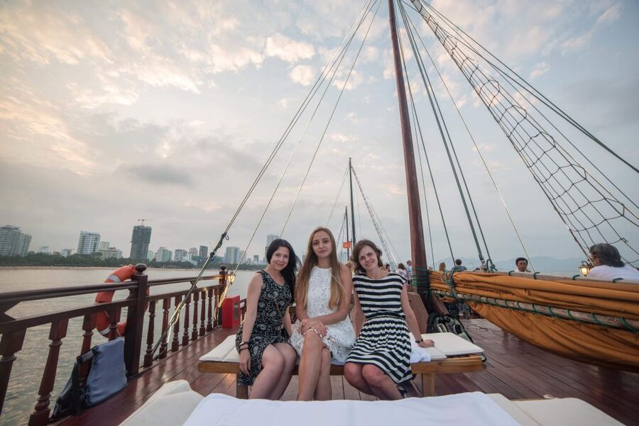 Nha Trang: Romantic Sunset Cocktails and Dinner Cruise - Cocktails, canapes, and live music on deck