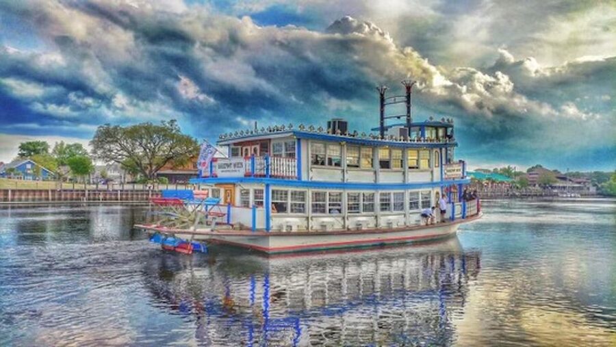 North Myrtle Beach: Dinner Cruise on a Paddle Wheel Boat - Drinks from the fully stocked bar