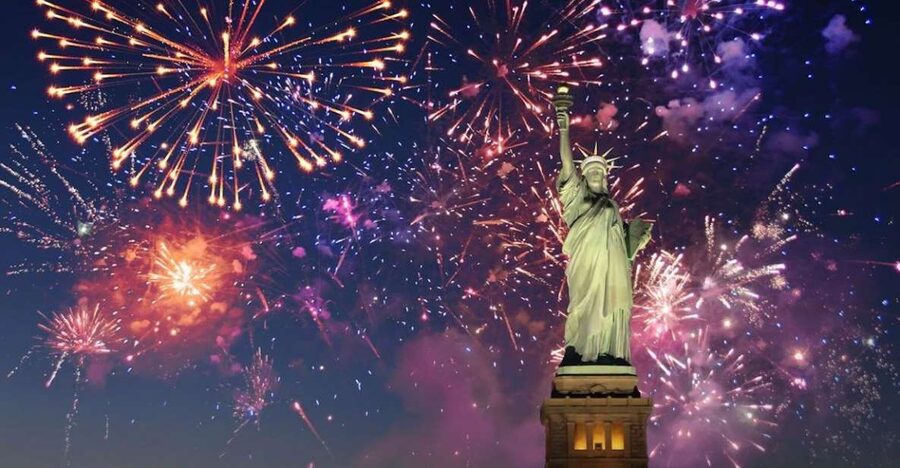 NYC: New Year's Eve Buffet Dinner Fireworks Harbor Cruise - The open bar and midnight toast