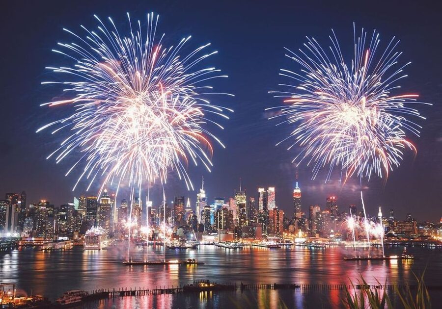 NYC: New Year's Eve Buffet Dinner Fireworks Harbor Cruise - Finding the best place for fireworks