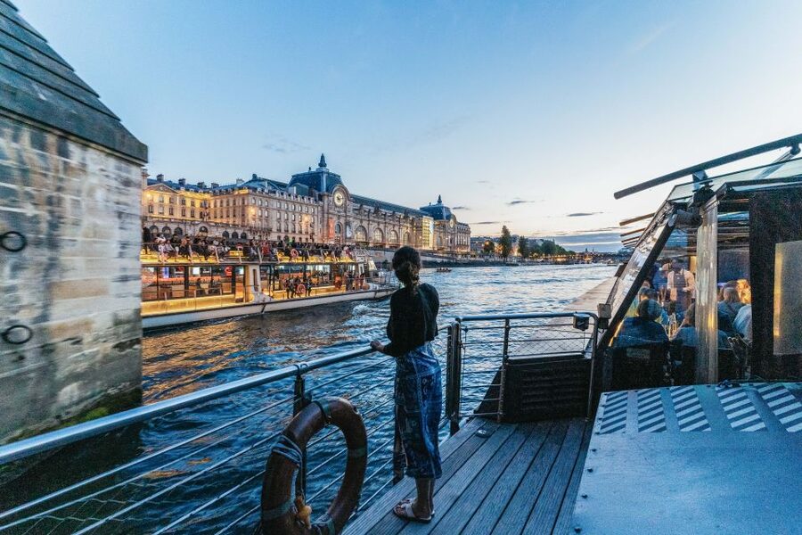 Paris: 3-Course-Dinner Cruise on the Seine with live music - Why this Seine dinner works so well at night