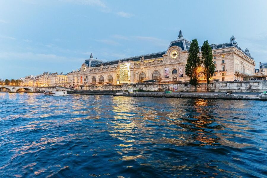 Paris: 3-Course-Dinner Cruise on the Seine with live music - Picking the right seating and menu package