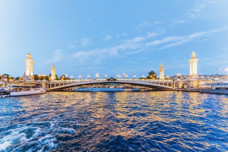 Paris: 3-Course-Dinner Cruise on the Seine with live music - Île de la Cité and Notre Dame