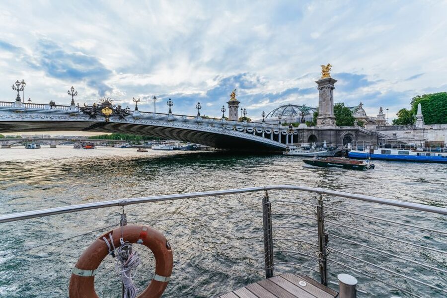 Paris: 3-Course-Dinner Cruise on the Seine with live music - What the food and service are really like