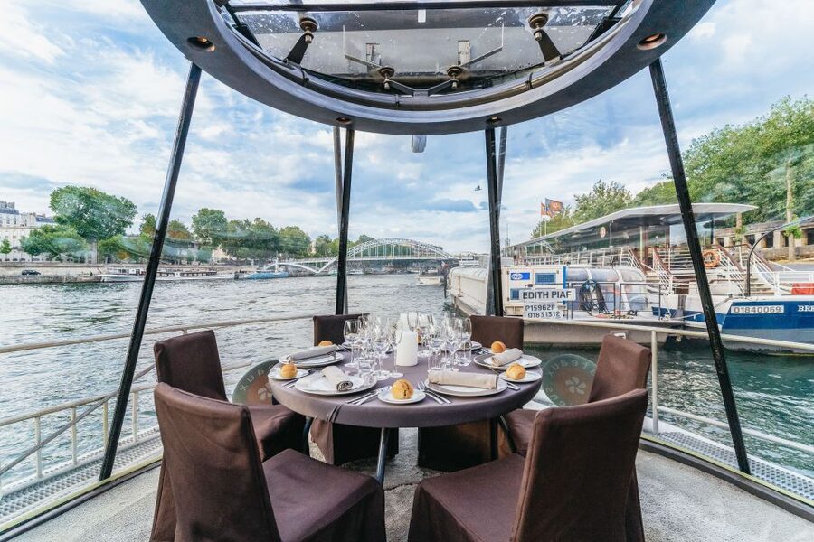 Paris: 3-Course-Dinner Cruise on the Seine with live music - The $135 price and who gets good value