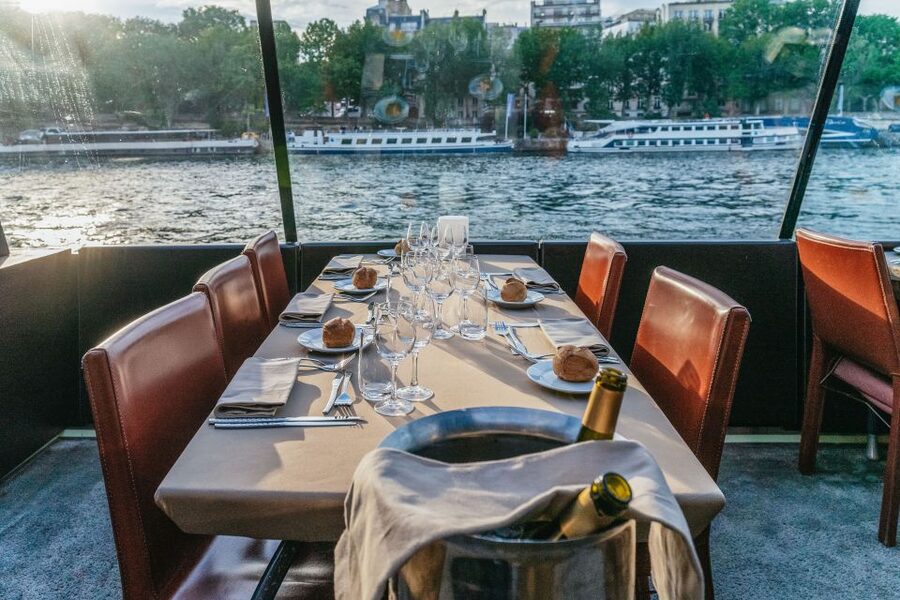 Paris: 3-Course-Dinner Cruise on the Seine with live music - Dress, comfort, and small practical details
