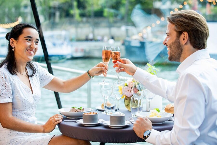 Paris: 3-Course-Dinner Cruise with Wine on the Seine River - Choosing your table