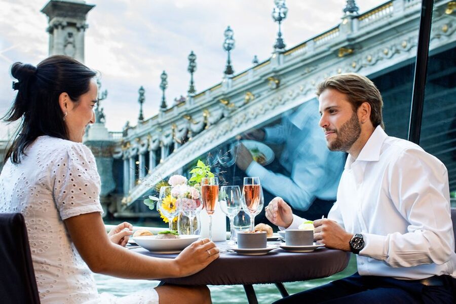 Paris: 3-Course-Dinner Cruise with Wine on the Seine River - A 75-minute route through Paris