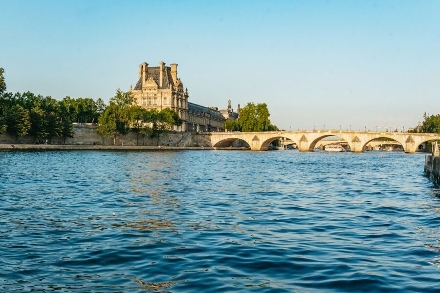 Paris : 3-Course Gourmet Dinner Cruise on Seine River - Dinner on the Seine, with Paris as your backdrop