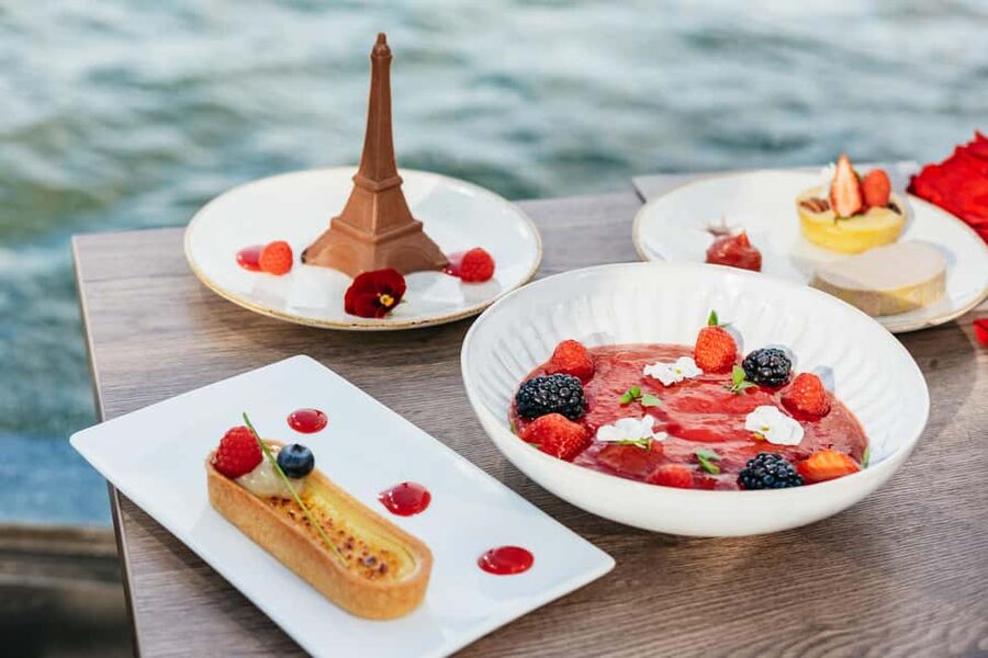Paris : 3-Course Gourmet Dinner Cruise on Seine River - Ile de la Cité and Notre Dame from the water