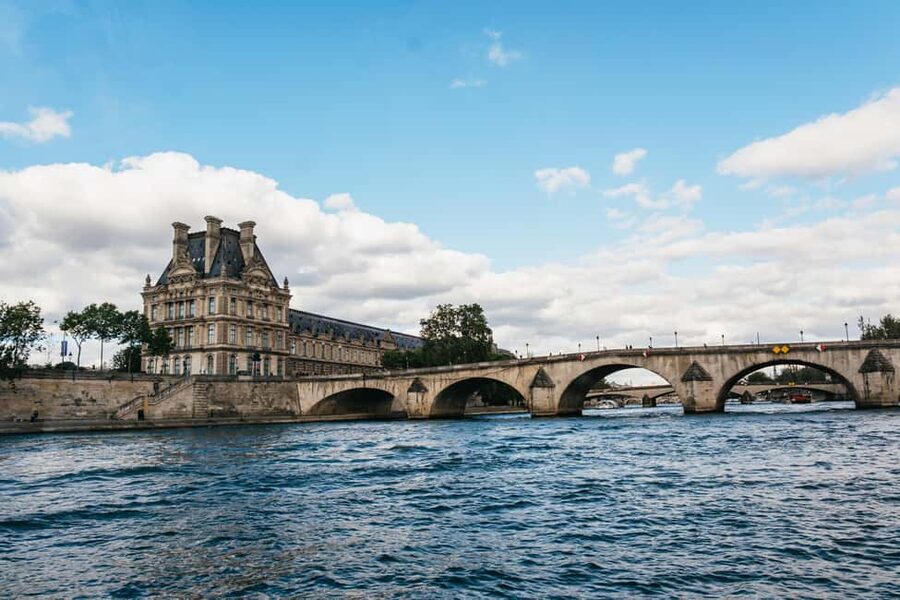 Paris : 3-Course Gourmet Dinner Cruise on Seine River - Hôtel de Ville, the Louvre, and Place de la Concorde