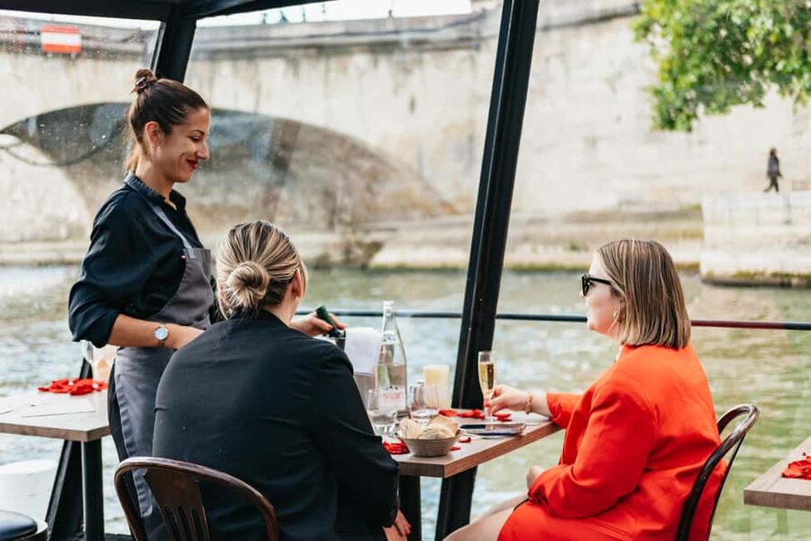 Paris : 3-Course Gourmet Dinner Cruise on Seine River - Live music and service shape the mood