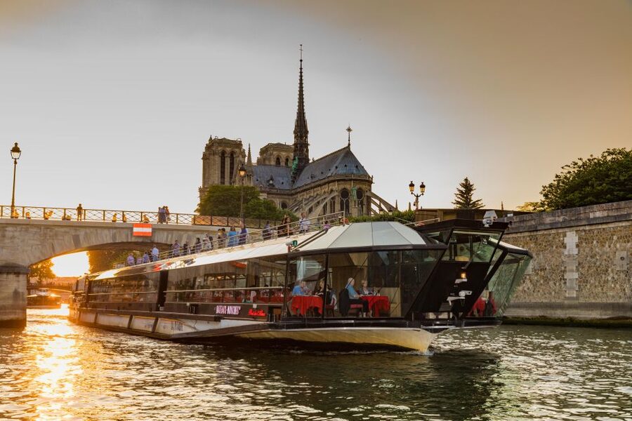 Paris: 4-Course Dinner Cruise on Seine River with Live Music - Key points to know before boarding