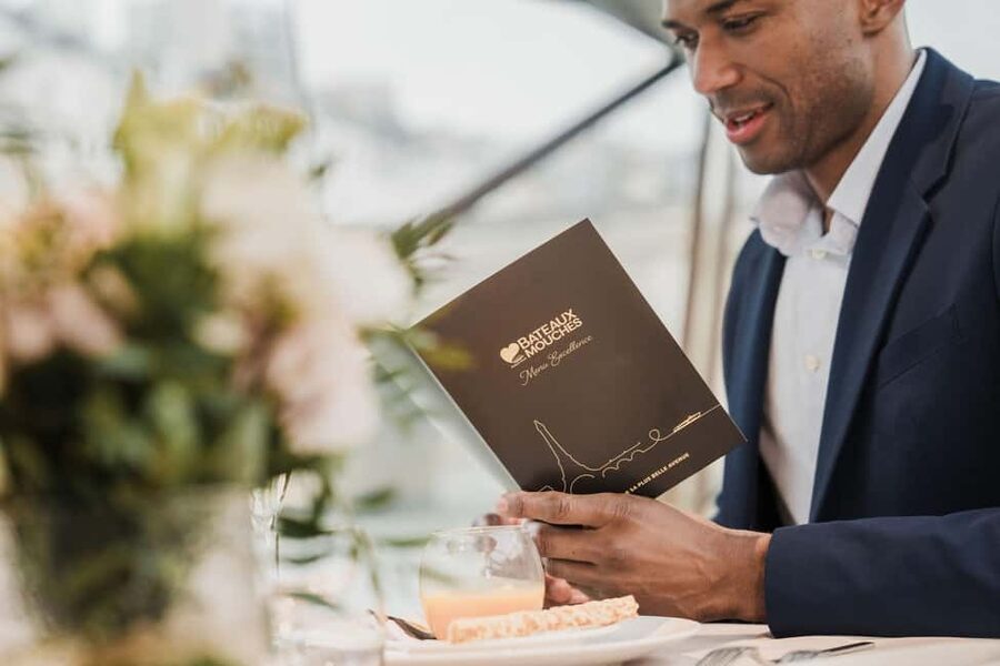 Paris: 4-Course Dinner Cruise on Seine River with Live Music - A Paris dinner that moves with the city