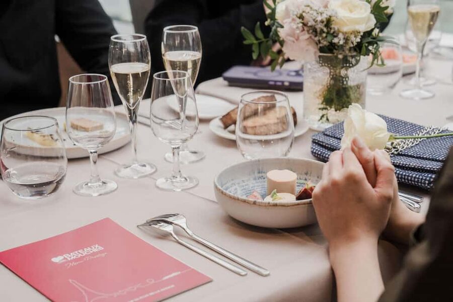 Paris: 4-Course Dinner Cruise on Seine River with Live Music - The music gives dinner its rhythm